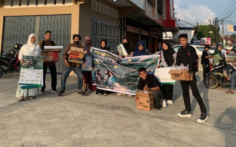 MOMEN RAMADHAN, MAHASISWA HMPS EKONOMI SYARIAH IAI DINIYYAH PEKANBARU BERBAGI TAKJIL DI PERSIMPANGAN JL. DURIAN PEKANBARU