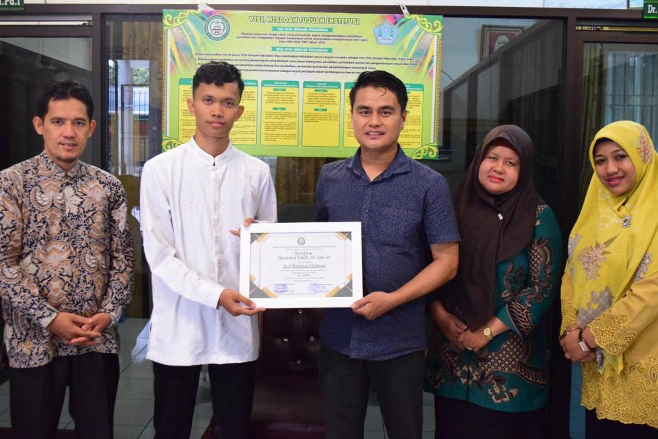 Penyerahan Beasiswa Jalur Tahfidz Qur'an TA. 2022 - 2023